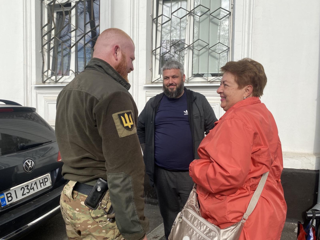 Традиційно, напередодні Великодня, допомагаємо захисникам і захисницям