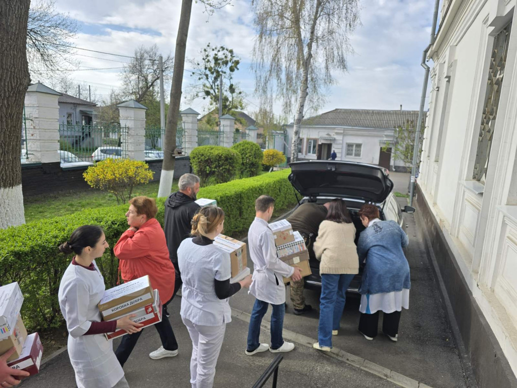 Традиційно, напередодні Великодня, допомагаємо захисникам і захисницям